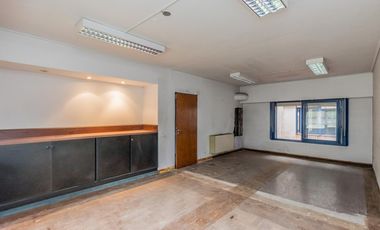 Venta Edificio Comercial en Quilmes (PB y 2 Pisos, Patio y Terraza). Se escuchan ofertas y permuta!