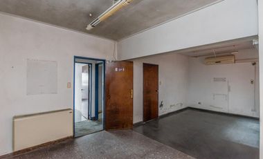 Venta Edificio Comercial en Quilmes (PB y 2 Pisos, Patio y Terraza). Se escuchan ofertas y permuta!