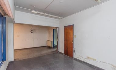 Venta Edificio Comercial en Quilmes (PB y 2 Pisos, Patio y Terraza). Se escuchan ofertas y permuta!