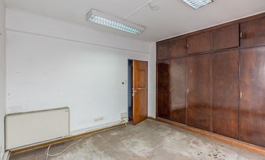 Venta Edificio Comercial en Quilmes (PB y 2 Pisos, Patio y Terraza). Se escuchan ofertas y permuta!