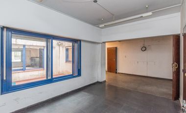Venta Edificio Comercial en Quilmes (PB y 2 Pisos, Patio y Terraza). Se escuchan ofertas y permuta!