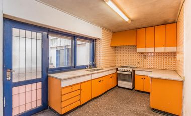 Venta Edificio Comercial en Quilmes (PB y 2 Pisos, Patio y Terraza). Se escuchan ofertas y permuta!