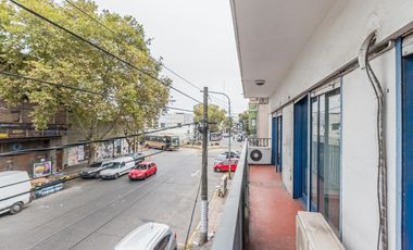 Venta Edificio Comercial en Quilmes (PB y 2 Pisos, Patio y Terraza). Se escuchan ofertas y permuta!