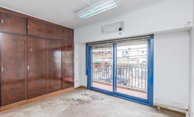 Venta Edificio Comercial en Quilmes (PB y 2 Pisos, Patio y Terraza). Se escuchan ofertas y permuta!