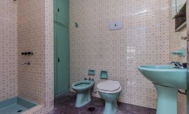 Venta Edificio Comercial en Quilmes (PB y 2 Pisos, Patio y Terraza). Se escuchan ofertas y permuta!