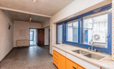 Venta Edificio Comercial en Quilmes (PB y 2 Pisos, Patio y Terraza). Se escuchan ofertas y permuta!