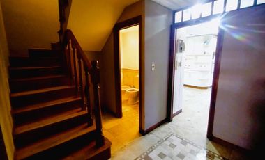 CASA EN VENTA 4 DORMITORIOS, QUINCHO, JARDÍN. QUILMES ESTE