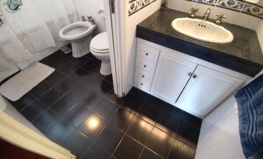 CASA EN VENTA 4 DORMITORIOS, QUINCHO, JARDÍN. QUILMES ESTE