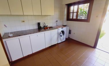 CASA EN VENTA 4 DORMITORIOS, QUINCHO, JARDÍN. QUILMES ESTE