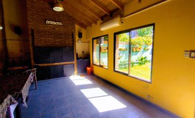 CASA EN VENTA 4 DORMITORIOS, QUINCHO, JARDÍN. QUILMES ESTE