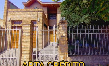CASA EN VENTA 4 DORMITORIOS, QUINCHO, JARDÍN. QUILMES ESTE