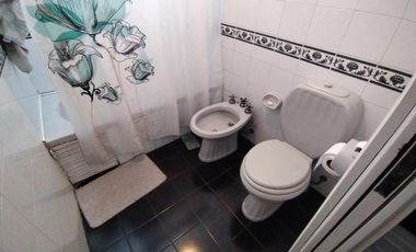 CASA EN VENTA 4 DORMITORIOS, QUINCHO, JARDÍN. QUILMES ESTE