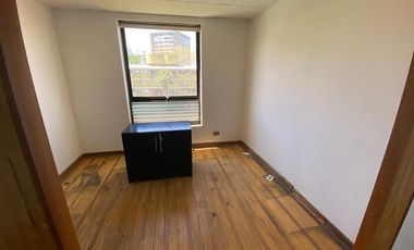 Arriendo Oficina con 5 privados, amoblada