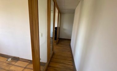 Arriendo Oficina con 5 privados, amoblada