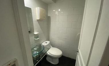 Arriendo Oficina con 5 privados, amoblada