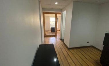 Arriendo Oficina con 5 privados, amoblada