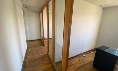 Arriendo Oficina con 5 privados, amoblada