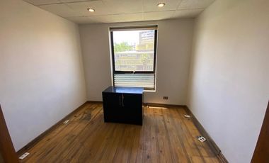 Arriendo Oficina con 5 privados, amoblada