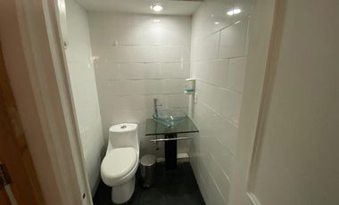 Arriendo Oficina con 5 privados, amoblada