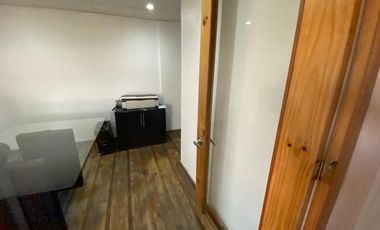 Arriendo Oficina con 5 privados, amoblada
