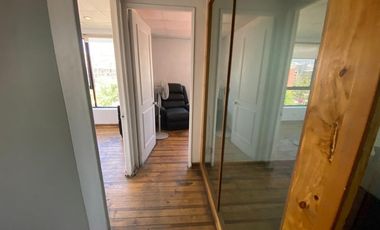 Arriendo Oficina con 5 privados, amoblada