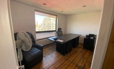 Arriendo Oficina con 5 privados, amoblada