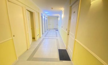 Arriendo Oficina con 5 privados, amoblada