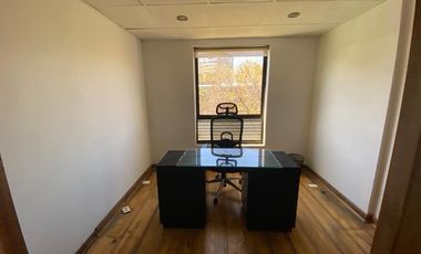 Arriendo Oficina con 5 privados, amoblada