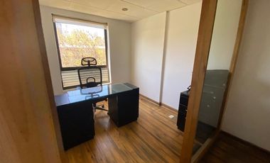 Arriendo Oficina con 5 privados, amoblada