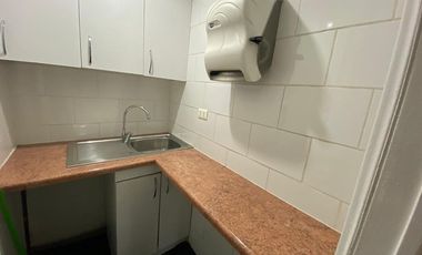 Arriendo Oficina con 5 privados, amoblada