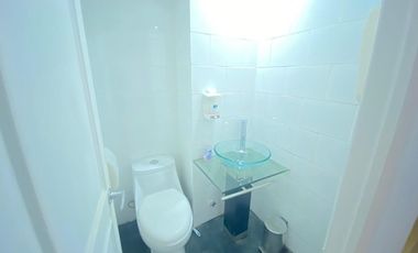 Arriendo Oficina con 5 privados, amoblada