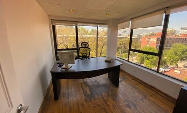 Arriendo Oficina con 5 privados, amoblada