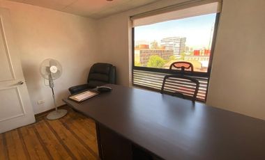 Arriendo Oficina con 5 privados, amoblada