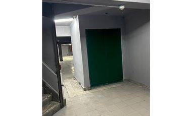 CALIDONIA / GALERA / 3 NIVELES / SOBRE LA VIA / 930M / CON ELEVADOR