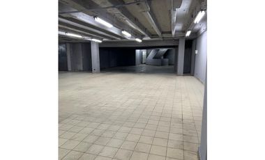 ALQUILER DE GALERA COMERCIAL EN CALIDONIA DE 3 NIVELES CON ELEVADOR