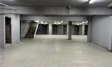 ALQUILER DE GALERA COMERCIAL EN CALIDONIA DE 3 NIVELES CON ELEVADOR