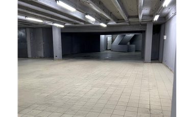 ALQUILER DE GALERA COMERCIAL EN CALIDONIA DE 3 NIVELES CON ELEVADOR