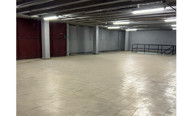 ALQUILER DE GALERA COMERCIAL EN CALIDONIA DE 3 NIVELES CON ELEVADOR