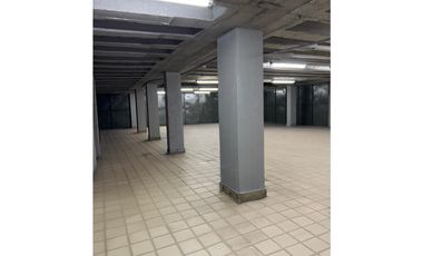 ALQUILER DE GALERA COMERCIAL EN CALIDONIA DE 3 NIVELES CON ELEVADOR
