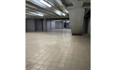 ALQUILER DE GALERA COMERCIAL EN CALIDONIA DE 3 NIVELES CON ELEVADOR