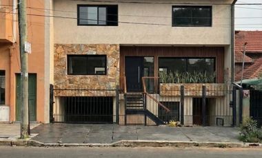 Casa reciclada a nuevo sobre Paraná, lado Olivos a 1 cuadra de Maipú