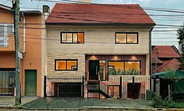 Casa reciclada a nuevo sobre Paraná, lado Olivos a 1 cuadra de Maipú