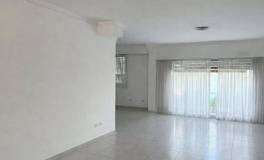 Casa reciclada a nuevo sobre Paraná, lado Olivos a 1 cuadra de Maipú