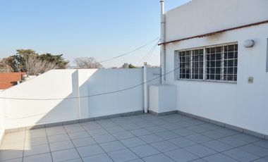 Casa reciclada a nuevo sobre Paraná, lado Olivos a 1 cuadra de Maipú