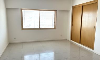 Casa reciclada a nuevo sobre Paraná, lado Olivos a 1 cuadra de Maipú
