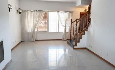 Casa reciclada a nuevo sobre Paraná, lado Olivos a 1 cuadra de Maipú
