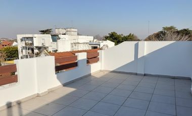 Casa reciclada a nuevo sobre Paraná, lado Olivos a 1 cuadra de Maipú