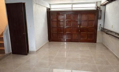 Casa reciclada a nuevo sobre Paraná, lado Olivos a 1 cuadra de Maipú