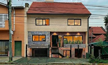 Casa reciclada a nuevo sobre Paraná, lado Olivos a 1 cuadra de Maipú
