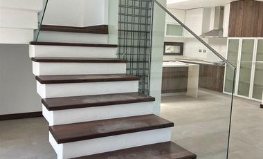 Casa En Venta De 5 Dor.5 Ba.450 Mts Los Lirios En Requínoa